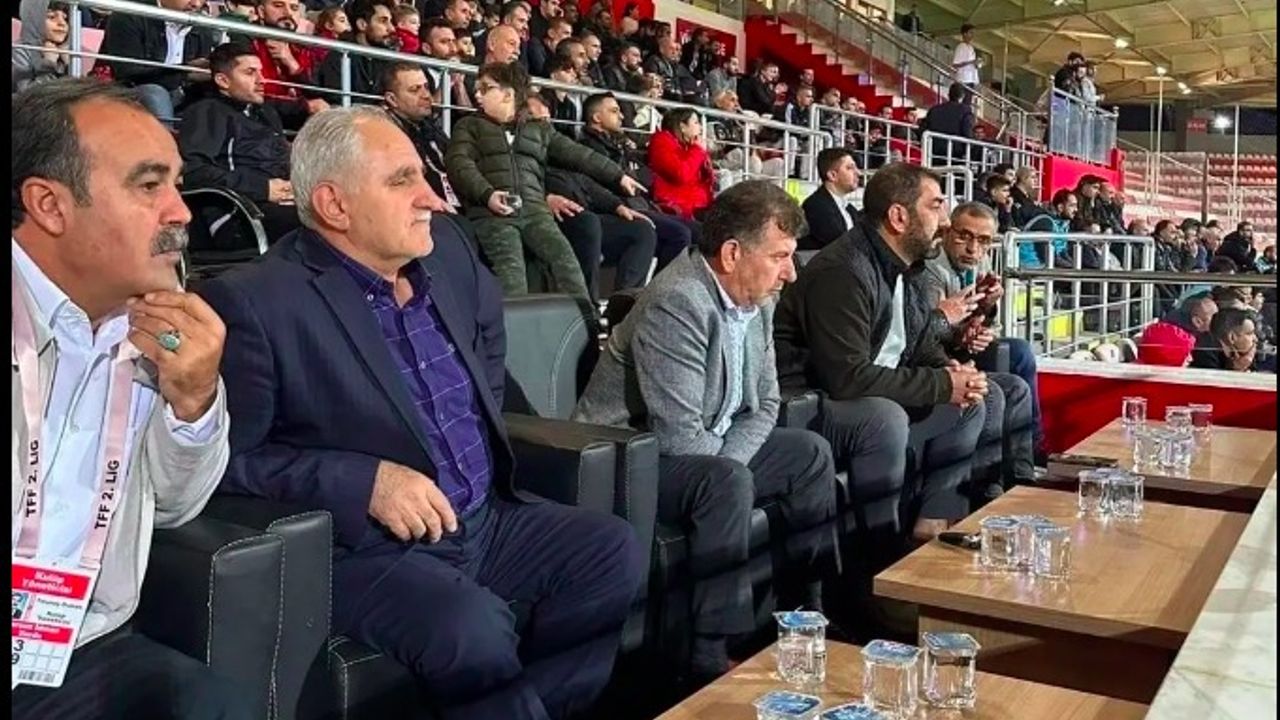 Amedspor tam kadro Yeni Batman Stadı'nda Petrolspor-Tarsus İdmanyurdu maçını izledi