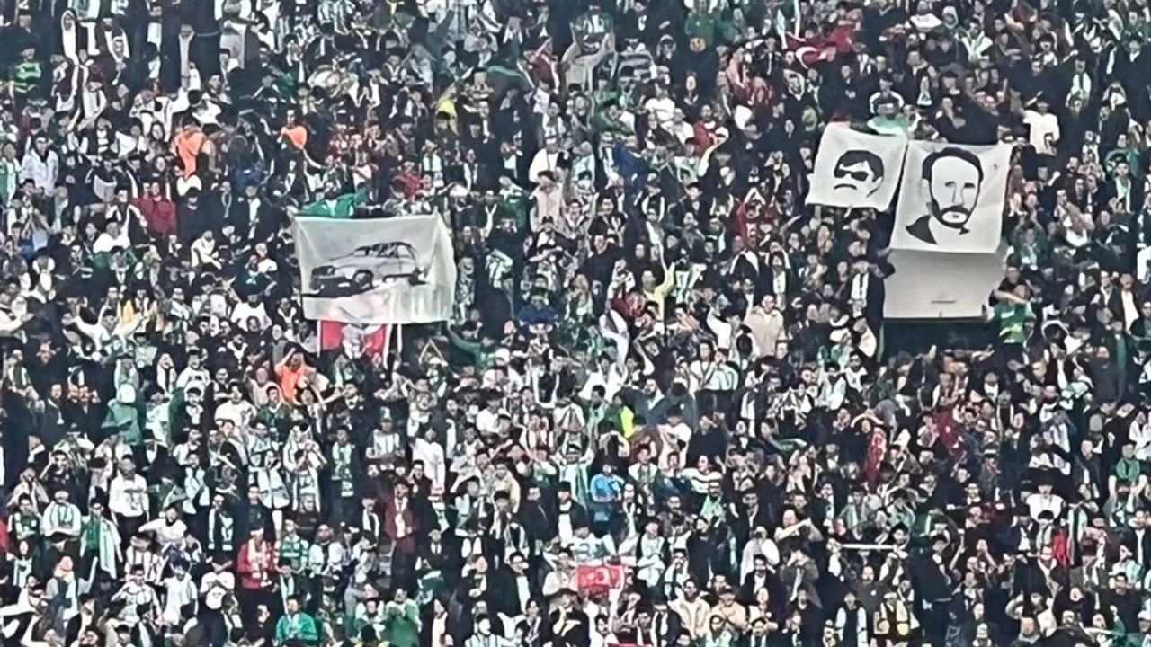 Bursaspor tribünleri 'Beyaz Toros' ve 'Yeşil' posteri açtı