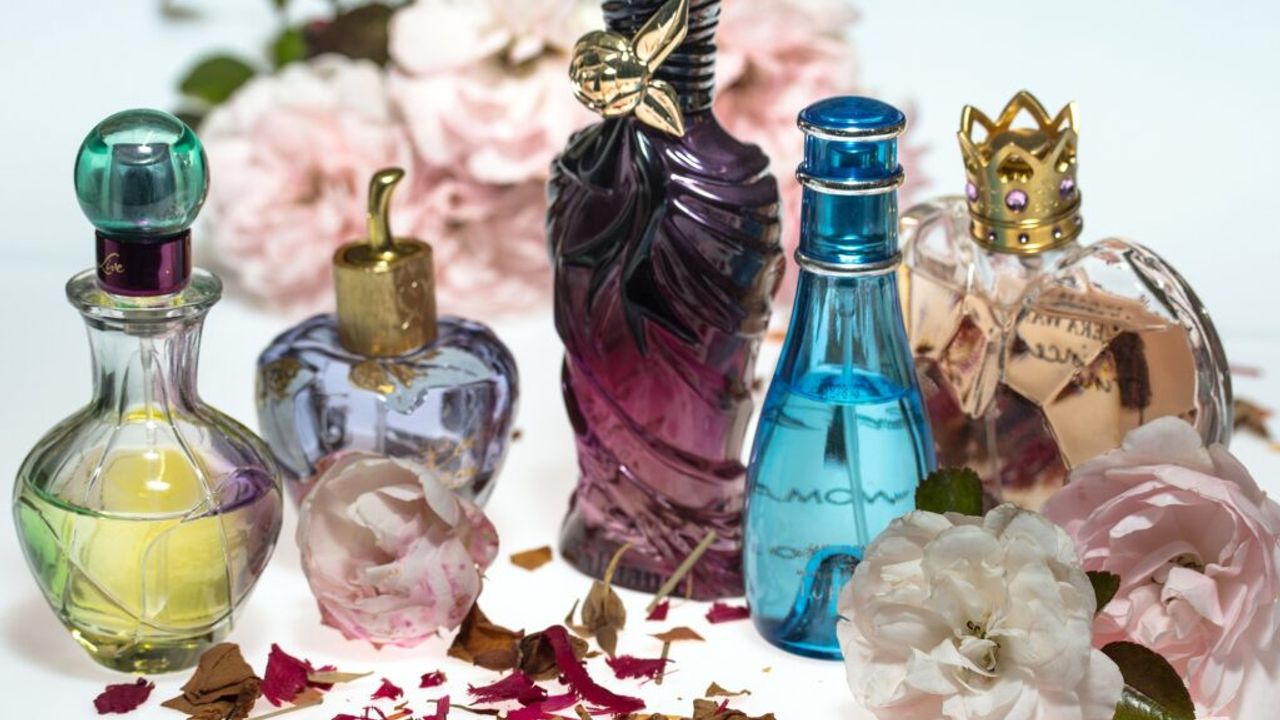 Parfüm Nasıl Doğdu: Aromaların ve Kokuların Köklerinin İzini Sürmek