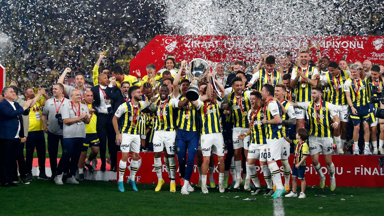 Fenerbahçe Türkiye kupasını müzesine götürdü