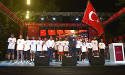 Gençlik, bayrağı Vali Canalp’a teslim etti