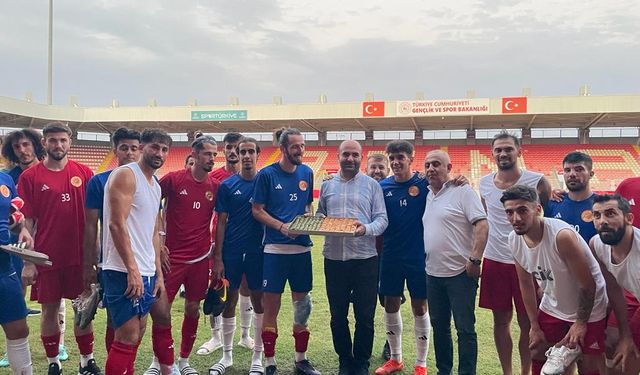 Rıdvan Akgün, TPAO Batman Petrolspor antrenmanını ziyaret etti