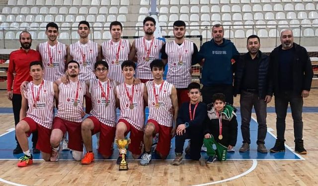 Basketbol takımı U-18 ligini şampiyonlukla kapattı