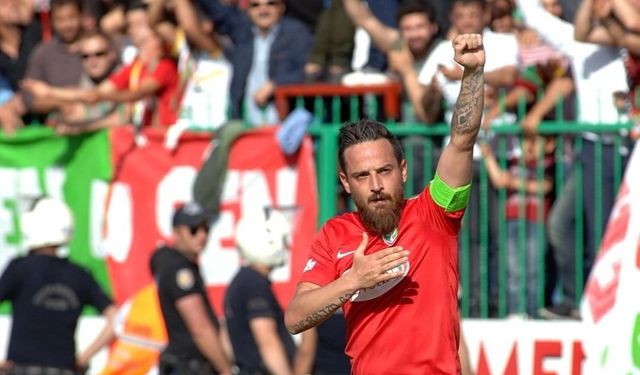 Amedspor'un eski futbucusu Deniz Naki'den sert açıklama