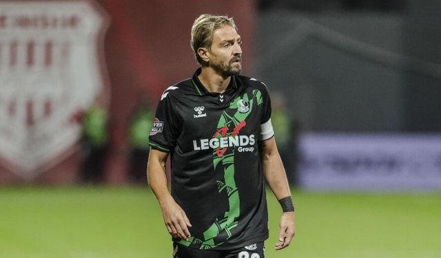 Caner Erkin kramponlarını astı