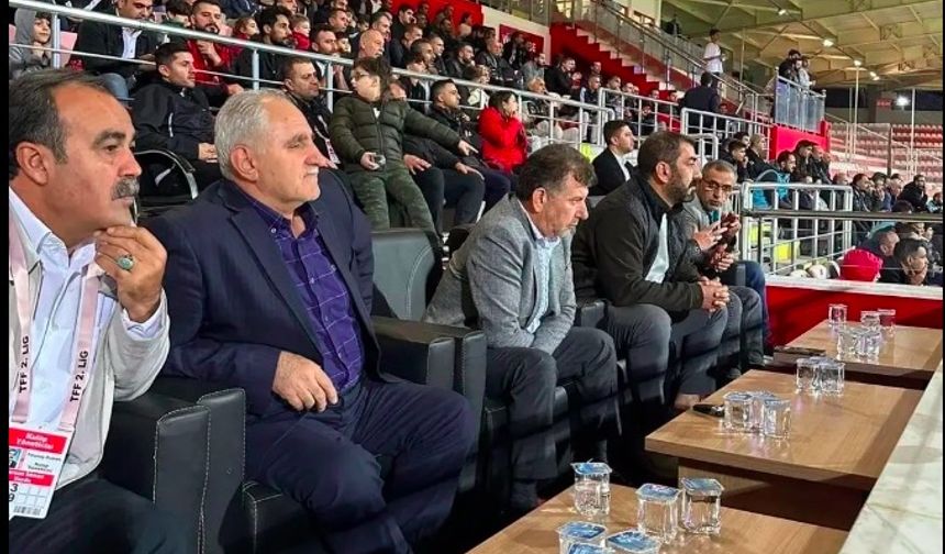 Amedspor tam kadro Yeni Batman Stadı'nda Petrolspor-Tarsus İdmanyurdu maçını izledi