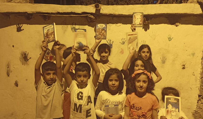 Yarasalar Taraftar Grubu çocuklara kitap dağıttı