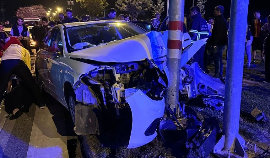 Batman’da kontrolden çıkan otomobil trafik ışıklarına çarptı